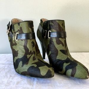 NINE WEST CAMO ANKLE BOOTIES  Size 9M